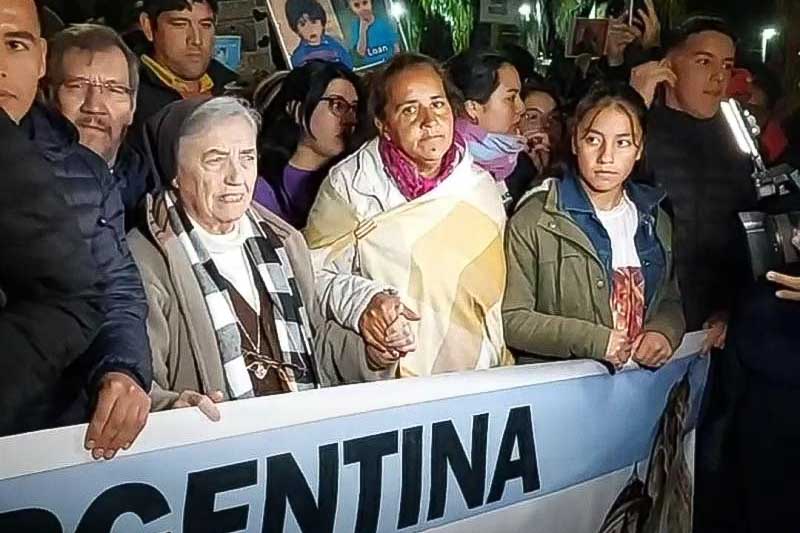 Los padres del niño, María Noguera y José Peña, participaron de la caminata, junto a su abogado, Fernando Burlando, para reclamar la aparición con vida de su hijo. También estuvo la monja Martha Pelloni, conocida por su activa participación en el caso de la joven María Soledad Morales, asesinada en Catamarca en 1990. 