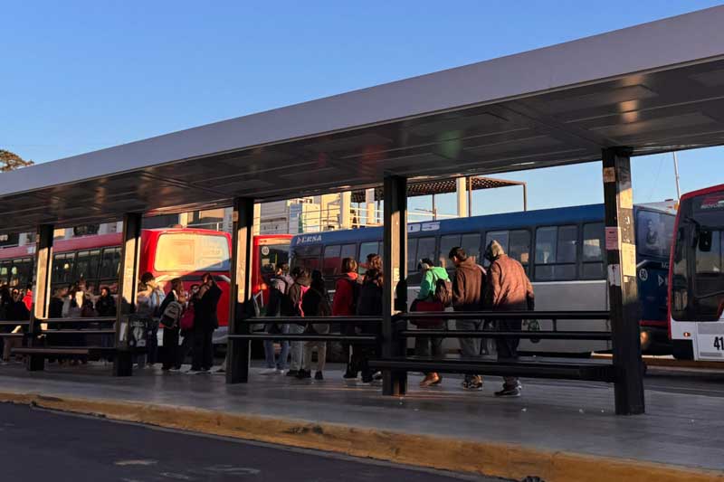 Durante la mañana, las unidades permanecieron estacionadas en el puerto mientras los trabajadores realizaban asambleas para definir los pasos a seguir.Desde la UTA señalaron que el objetivo de estas reuniones es analizar la situación y establecer nuevas medidas en caso de que no se efectúe el pago. Las autoridades sindicales remarcaron que la protesta busca visibilizar la deuda salarial y garantizar el cumplimiento de los acuerdos firmados.