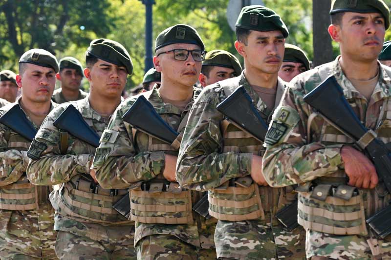 Las fuerzas de seguridad y defensa también desfilaron, incluyendo Ejército, Fuerza Aérea, Prefectura, Gendarmería, Policía Federal y de Corrientes y Servicio Penitenciario.