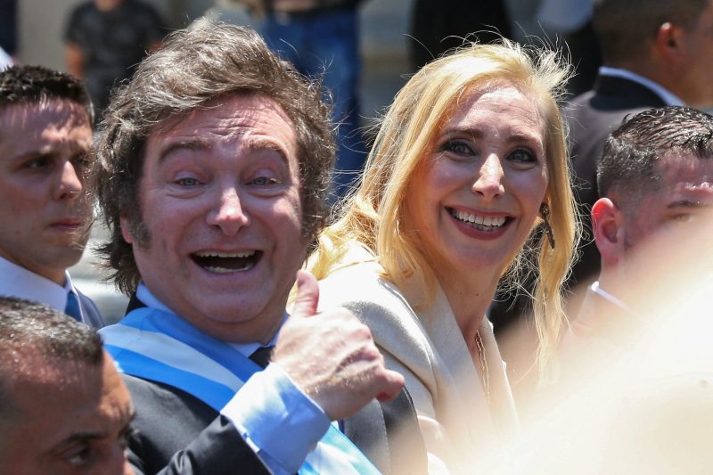Desde que Javier Milei puso a dedo a su hermana en las altas esferas del Gobierno su ejemplo cunde y se extiende por todos los niveles, y esto se agrava, ya que el 19 de diciembre pasado Vázquez fue denunciado por diputados de la Coalición Cívica. El flamante funcionario había comprado tres departamentos en Estados Unidos, entre 2013 y 2015, valuados en más de USD 2 millones, a través de una sociedad off shore, y nunca los declaró.
