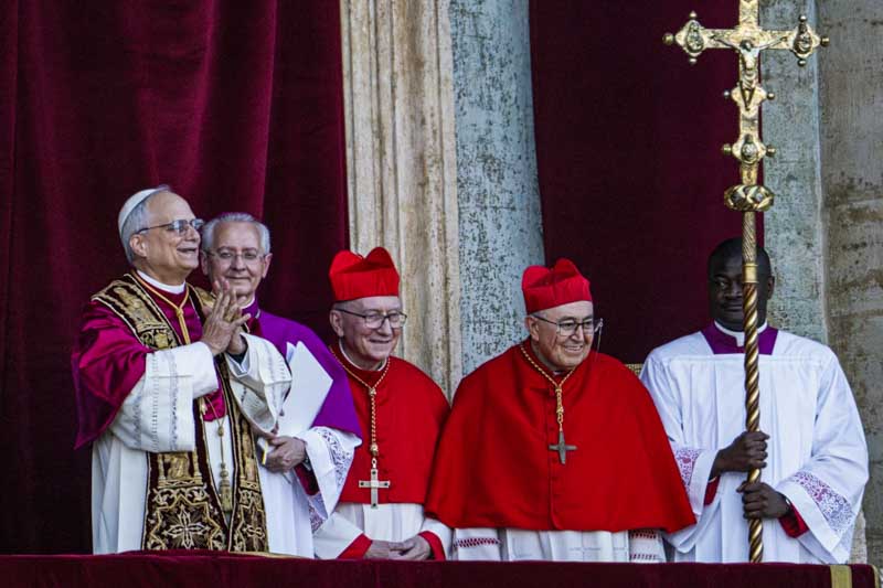 Prevost nació en Chicago, pero desarrolló una profunda vocación misionera en Perú, donde fue obispo de Chiclayo. En sus primeras palabras desde la logia central del Vaticano, el nuevo papa saludó con un mensaje de paz, habló en italiano y luego en español, recordando su paso por América Latina: “Dios ama a todos incondicionalmente”, expresó, e hizo un llamado a construir puentes para el diálogo.