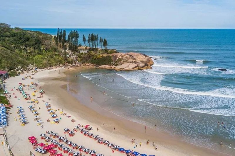 Debido a las fluctuaciones de las monedas brasileña y argentina, el vecino país se convirtió en un destino muy buscado, principalmente destacado -además de su cercanía- por la premisa de poseer relajantes playas paradisíacas, vibrante cultura y una oferta gastronómica incomparable.