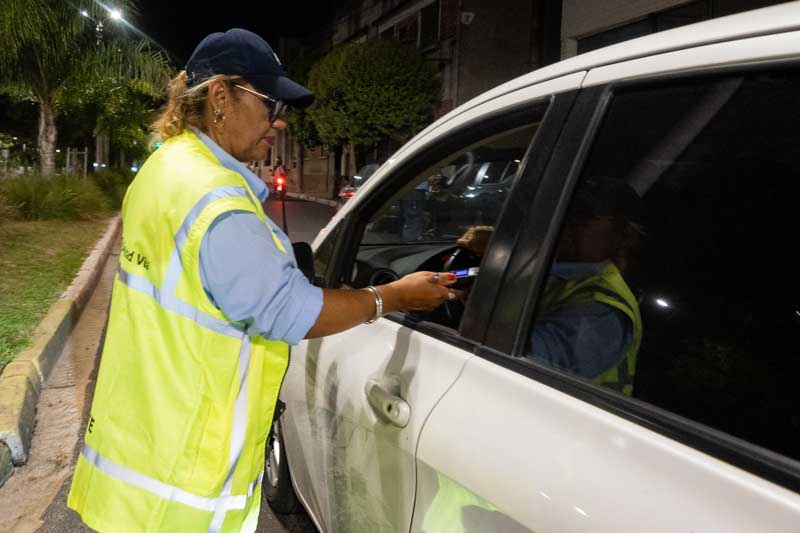 El operativo contará con la participación del 50 % del personal policial en turnos divididos entre el 24-25 y el 31 de diciembre-1 de enero. También se intensificarán patrullajes en áreas estratégicas como cajeros automáticos, zonas comerciales y bancos. Paralelamente, la Dirección General de Lucha contra el Fuego supervisará la venta de pirotecnia de estruendo en la vía pública, garantizando la seguridad y el cumplimiento de las normativas vigentes.