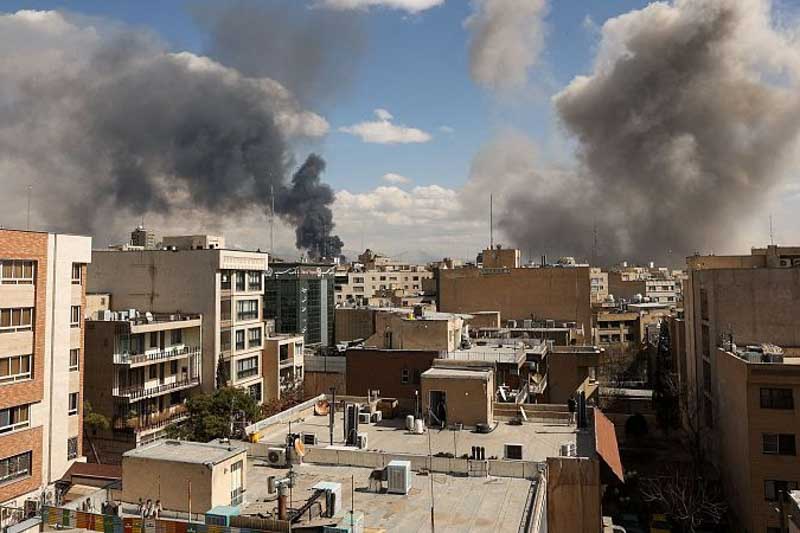 El diplomático explicó que la prioridad de la embajada es acompañar y brindar seguridad dentro de una situación de guerra, mientras la población debe permanecer cerca de refugios antibombas ante la activación frecuente de sirenas. También señaló que algunas personas intentan salir por vía terrestre hacia Egipto, en un trayecto de varias horas que no es recomendado oficialmente por el riesgo de bombardeos. Wahnish evitó anticipar si la situación afectará la agenda prevista del presidente Javier Milei, quien tiene programado un viaje a Israel en abril.