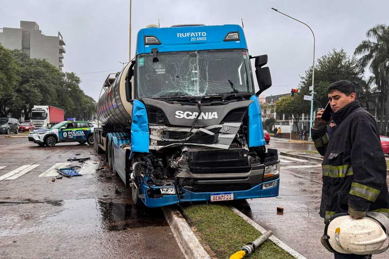 Un camión brasileño impactó contra otro vehículo}