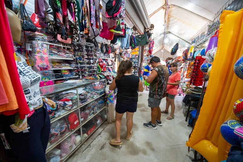 Los comerciantes de la carpa en la avenida Pomar al 800 declararon que poca gente se acerca a comprar sus productos en este verano. 