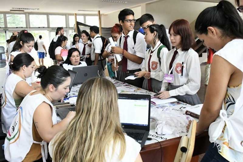 La primera jornada fue realizada en 2023, y contó con la participación de más de 200 personas de entre 13 y 26 años, provenientes de 50 barrios diferentes. En la actual, a las 16 se presentará el programa, luego las acreditaciones a las 16.30, y la apertura a las 17. Los expositores que participaran en esta edición son Gonzalo Pozzo, Facundo Santiago, Martina De Jesús y Luciano Musella.