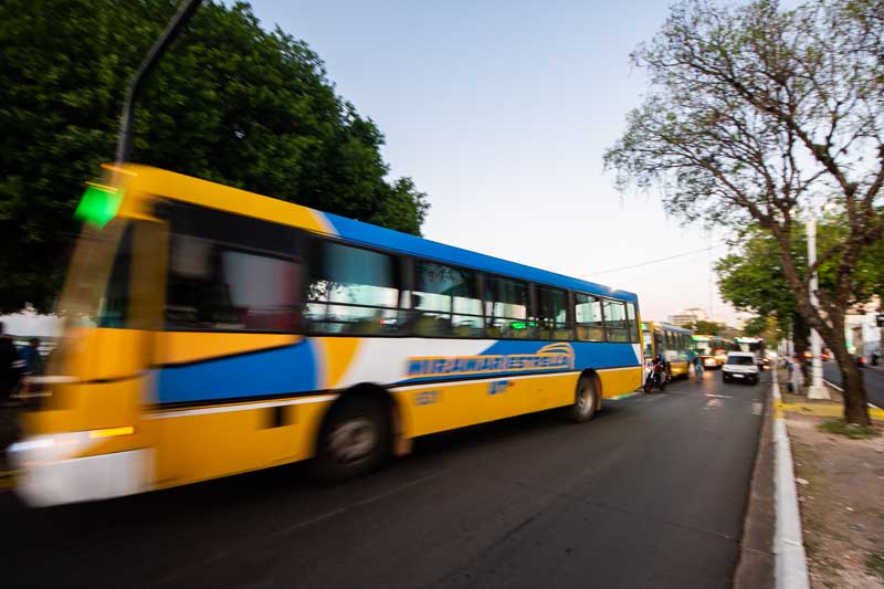 El Ministerio de Economía ha establecido una reducción significativa en las empresas de transporte del área metropolitana de Buenos Aires, mientras que en el resto del país se ha eliminado por completo dicho subsidio. 