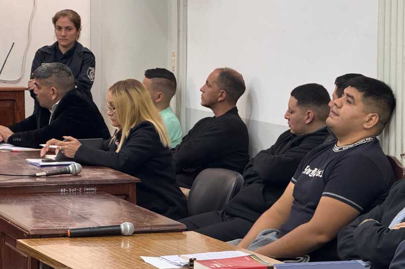 Cinco policías y un funcionario están acusados de abandono de persona, apremios ilegales e incumplimiento de deberes. Todos llegan al juicio en libertad.