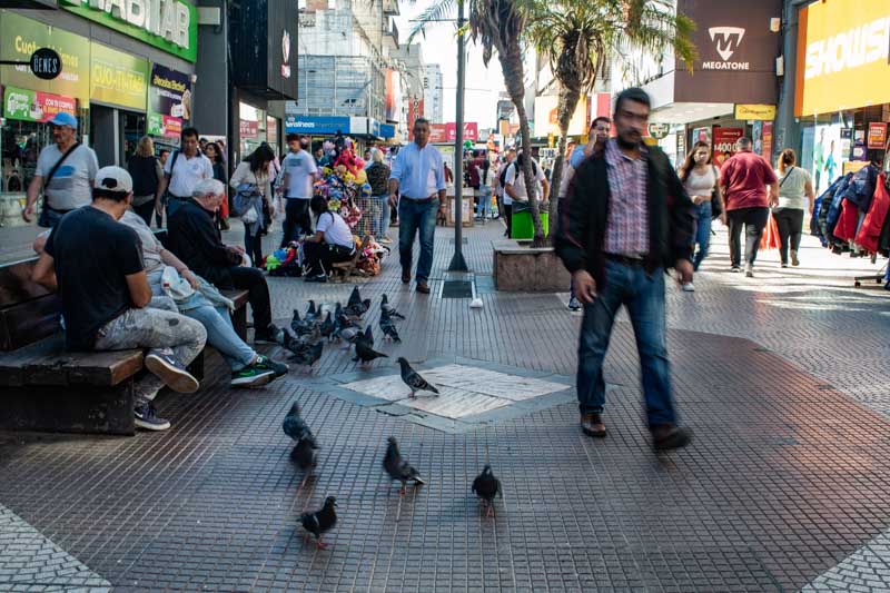 Desde el sector comercial señalaron que se trata de días de alta actividad en la capital correntina, por lo que recomendaron planificar las compras con anticipación. El esquema de atención continua también busca reducir la concentración de público en los horarios de mayor afluencia y mejorar la circulación en la zona céntrica.