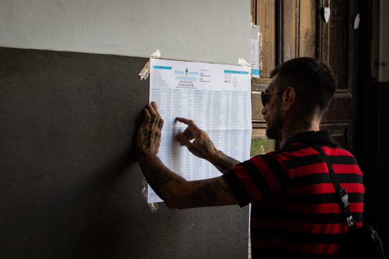Estas elecciones traen consigo dos cambios significativos: por un lado, la suspensión de las Primarias Abiertas, Simultáneas y Obligatorias (PASO), que regían desde 2009; y por otro la implementación de la boleta única de papel, que busca modernizar el sufragio y evitar la proliferación de boletas partidarias. Con estos cambios el escenario electoral se reconfigura y plantea nuevos desafíos, tanto para los votantes como para las fuerzas políticas que competirán en la contienda.