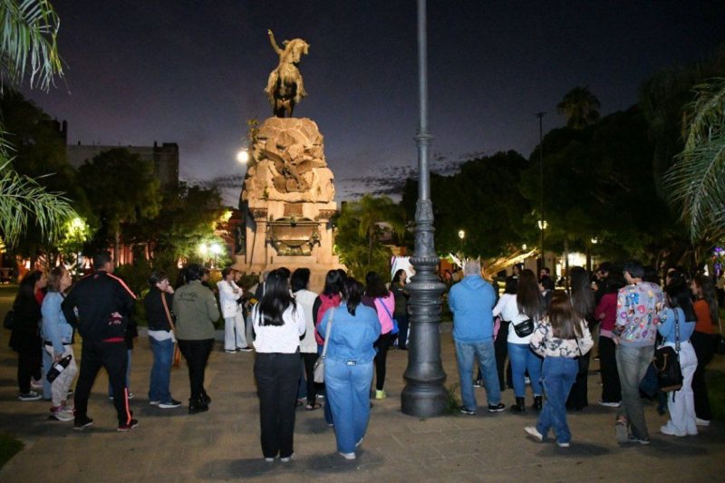 Mañana, de 8.30 a 10.30, se realizarán las visitas guiadas a la reserva natural municipal Santa Catalina. Desde las 17 en la Terraza de Coco (3 de abril y la costanera) habrá un show de academias de samba no pe y artistas invitados. En el mismo horario, en el Espacio Mariño (Santa Fe 847), se desarrollará el festival Lapacho, y desde las 18 hasta las 20 realizarán el circuito turístico Descubrí Corrientes. El domingo habrá una visita guiada al cementerio San Juan Bautista.