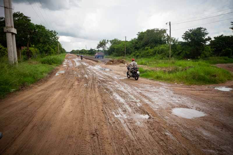 Los vecinos reclaman que la solución ya no es el ripio, ya que el nivel de la vía está por debajo del que tiene la avenida Maipú, lo que causa un gran estancamiento de agua en los días lluviosos, debido a que no hay lugar de drenaje.