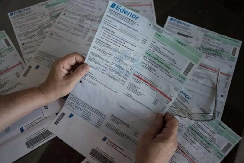 Según Economía, la revisión del sistema permitió detectar irregularidades en más de 2,5 millones de usuarios que recibían subsidios sin cumplir los requisitos, incluyendo 370.000 casos tramitados a nombre de personas fallecidas y más de 15.500 hogares en countries o clubes de campo registrados como si fueran de bajos ingresos.