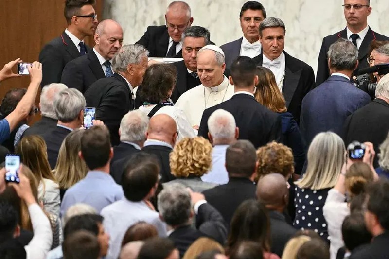 El pontífice, además, rechazó la amenaza latente de una “guerra fría” en América Latina, y aseguró: “Lo que hay que hacer es buscar el diálogo, buscar una forma justa de encontrar soluciones a los problemas que puedan existir en algún país”. Respecto a Oriente Medio, dijo que la tregua es “muy frágil”, pero valoró que “al menos la primera fase del acuerdo de paz (el firmado el pasado 10 de octubre) sigue adelante”. 