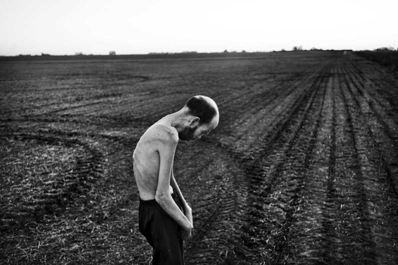 El reconocimiento también incluyó al fotógrafo Pablo Piovano por su proyecto a largo plazo sobre los efectos de los agrotóxicos, consolidando la presencia argentina en el certamen. Mientras el trabajo de Bourbon pone el foco en el conflicto social urbano, el de Piovano construye una narrativa sostenida sobre el impacto ambiental y sanitario en comunidades. Ambos casos refuerzan el alcance del fotoperiodismo como herramienta para visibilizar problemáticas estructurales y generar impacto más allá de las fronteras.