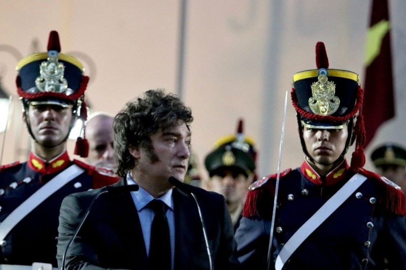 Emulando a su modelo político}