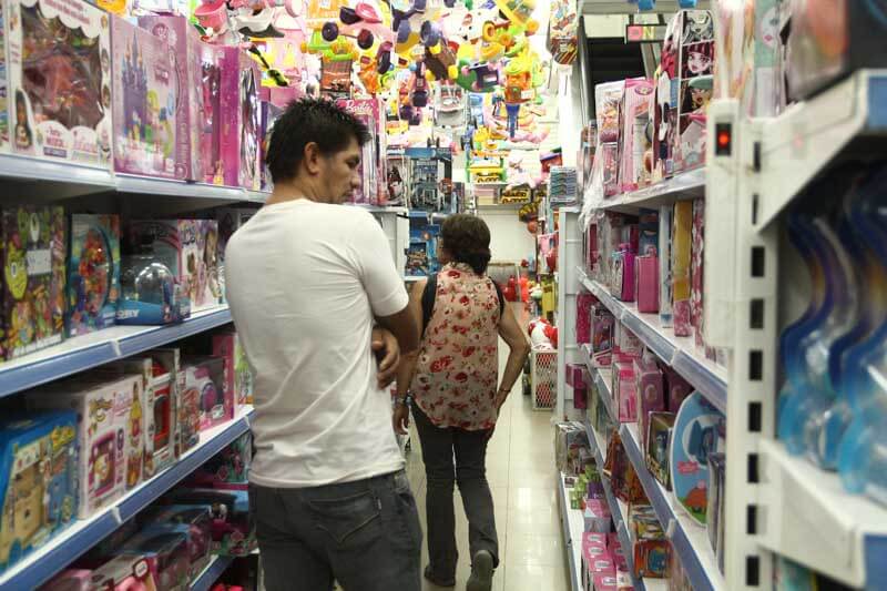 El sector advierte una distorsión profunda por el aumento de importadores, de 199 a 530 en un año, la subvaluación de artículos con precios inferiores a USD 3 por kilo y el avance del contrabando, que ya explicaría cerca del 30% del mercado. También señalan la circulación de juguetes sin certificaciones y hasta productos con alertas de retiro en otros países, sumado al excedente de stock de 2023 que agrava la sobreoferta.