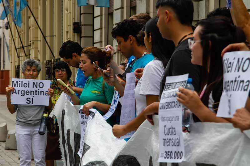  En este contexto, estudiantes, docentes y no docentes de la Universidad Nacional del Nordeste protagonizaron un abrazo simbólico en la sede del Rectorado, en la capital de Corrientes.