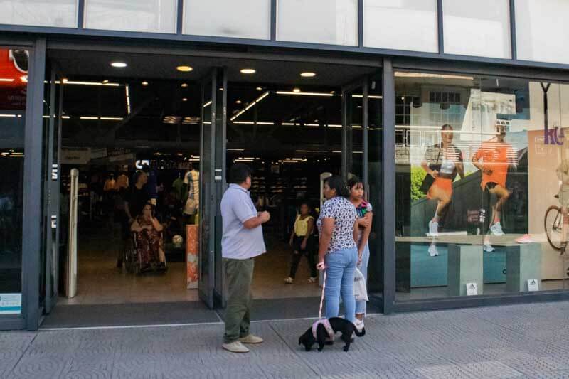 Entre los rubros con mejor desempeño se destacan indumentaria y calzado (+7% interanual) y transporte y vehículos (+6,6%), con el patentamiento de automóviles creciendo el 68% en comparación con abril de 2024. A pesar de estos avances, algunos sectores aún se mantienen por debajo de los niveles prepandemia.