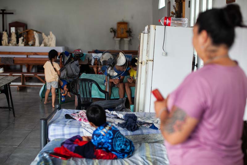 Hasta el momento, las autoridades oficiales han confirmado que hay más de 400 personas evacuadas, distribuidas en centros comunitarios y escuelas habilitadas para tal fin.