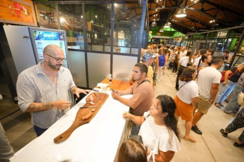 Desde embutidos chaqueños y dulces típicos correntinos hasta panificados de masa madre y opciones low carb, en el predio se acorta la brecha entre el productor y el consumidor final, con una propuesta que destaca la presencia de marcas con sello local, como Regionales Ñandé (apicultura y frutos nativos, como guayaba, mamón y aguaí); Faena Chacinera (de Barranqueras); y Meso Taller de Pan (procesos de fermentación natural); Yohana Express (100% sin TACC) y One Two Fit (kiosco saludable); entre otros.