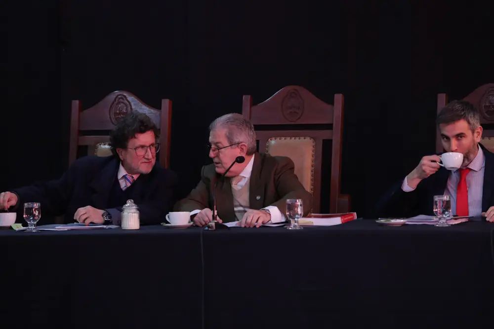 Tras un cuarto intermedio de aproximadamente dos horas, los jueces resolvieron reiniciar desde cero la lectura del requerimiento de elevaci&oacute;n a juicio. La decisi&oacute;n busc&oacute; subsanar objeciones planteadas durante la audiencia y asegurar la validez del debate oral.
