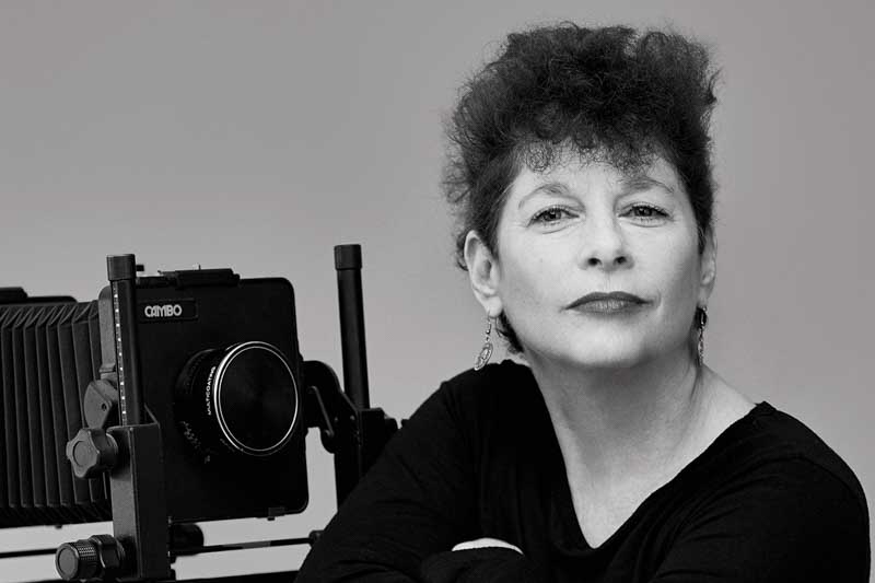 Andy Cherniavsky: Reconocida por su trabajo en la escena del rock nacional, retrató a algunos de los músicos más influyentes del país. Sus fotografías formaron parte de tapas de discos y publicaciones que hoy integran el imaginario visual del rock argentino. Obras Clave:  Tapas de discos de Charly García y Soda Stereo.