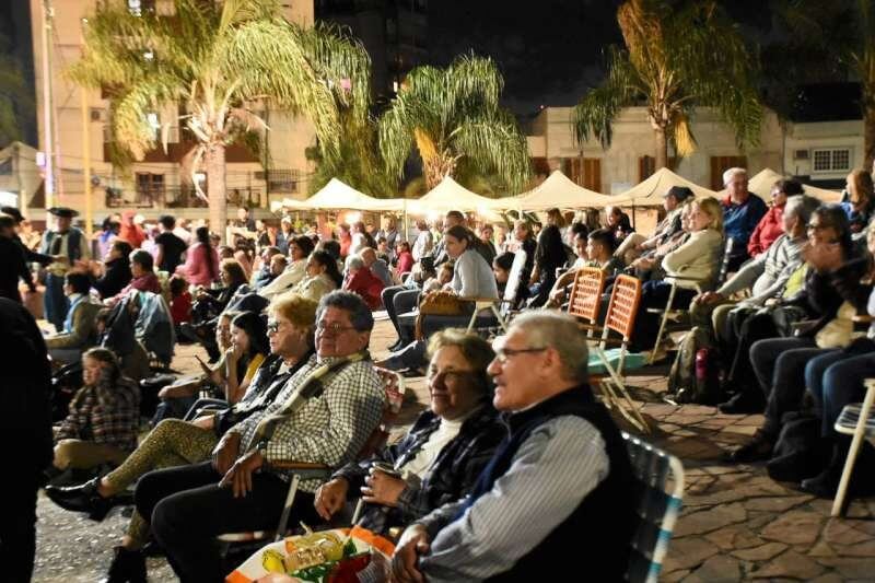 En San Cosme, cuna del Taita, también está programada una jornada conmemorativa, que se realizará el sábado, un festival al que dieron en llamar Día Nacional del Chamamé. A partir de las 20, en la plaza General Bartolomé Mitre. Finalmente, el domingo 22 de septiembre, a partir de las 17, se realizará el cierre con una peña en el mismo sitio donde comenzó el festejo: la plaza España.