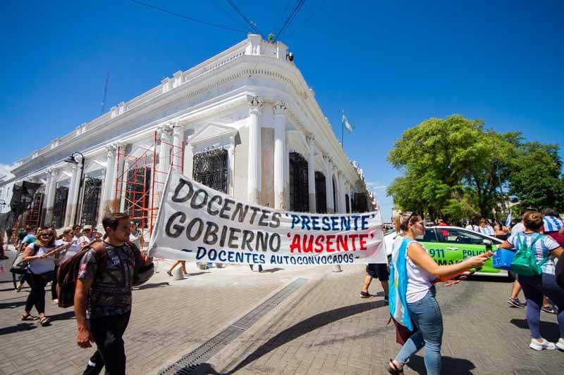 Los manifestantes denunciaron que cerca del 30% de sus ingresos se paga en negro, y exigen que los nuevos incrementos se reflejen en el sueldo básico. La convocatoria surge por fuera del gremio, al considerar que no representa sus demandas.