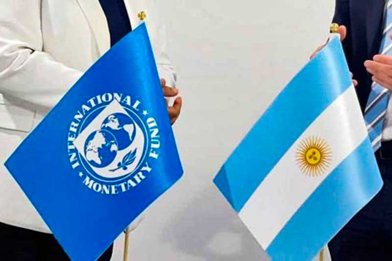 Este sería el acuerdo número 23 entre Argentina y el FMI desde 1956, en una relación signada por crisis económicas y condicionamientos financieros. Desde los primeros créditos, hasta el histórico préstamo de 45.000 millones de dólares en 2018, el país ha recurrido reiteradamente al organismo en busca de estabilidad. Ahora, con un nuevo desembolso en puerta, las autoridades esperan aliviar tensiones económicas, aunque el impacto a largo plazo dependerá de las condiciones que el FMI imponga y de la capacidad del país para cumplirlas.