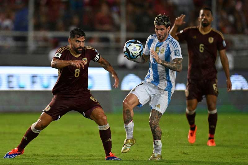 El equipo de Lionel Scaloni llega con la clasificación asegurada al Mundial de 2026, con 35 puntos acumulados en la tabla. Venezuela, en cambio, afronta el compromiso con la necesidad de sumar: con 18 unidades se encuentra en la zona de repechaje, por debajo de Colombia (22) y apenas por encima de Bolivia (17).