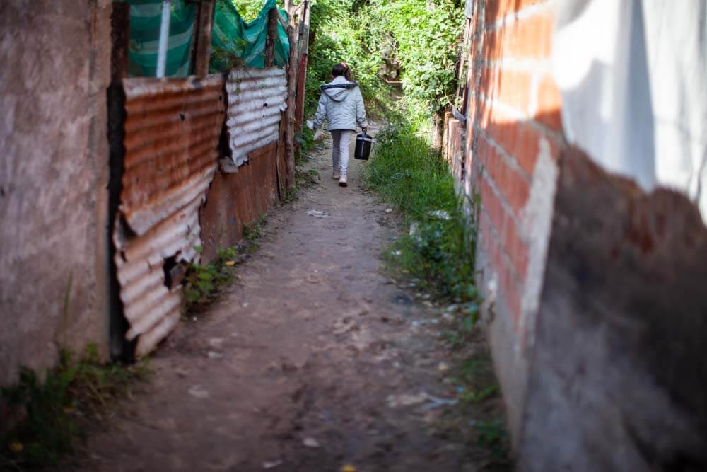 Estos lugares se han vuelto imprescindibles en los barrios mas pobres de la ciudad. Aunque no deberían ser la única fuente de alimento para los niños, la creciente crisis económica hace que su existencia sea vital para la supervivencia de muchas familias.