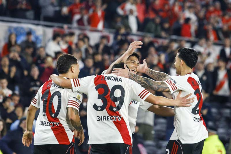 La victoria es un paso crucial para River Plate, ya que también lo consolida en el primer puesto de la tabla anual. Este liderazgo lo acerca a la clasificación para la próxima edición de la Copa Libertadores, un objetivo prioritario para el club. La estrategia de Gallardo, al darle minutos a jugadores no habituales, demostró ser efectiva y productiva, lo que refuerza la profundidad del plantel.