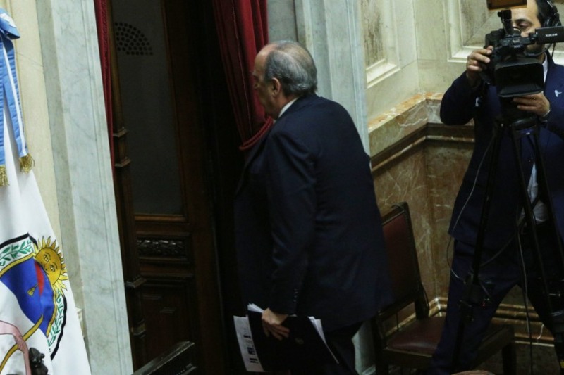 La legisladora fue llamada a rectificarse desde la presidencia del cuerpo, que en ese momento ejercía el oficialista Bartolomé Abdala, pero se negó a hacerlo y agregó: “Pobrecito”, además argumentó: “No podía ofenderse, porque es un mentiroso”. La legisladora fue llamada al orden por el presidente de su bloque, José Mayans, quien le espetó: “Pero pará, terminala, callate”. La sesión quedó interrumpida al retirarse el funcionario libertario del recinto, pero fue invitado para reaparecer el miércoles próximo. 