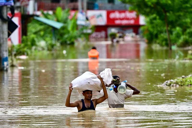 Entre los eventos más devastadores, el informe destacó las inundaciones en Afganistán, Pakistán y Brasil, que dejaron cientos de fallecidos y desplazaron a miles de personas. Además, las lluvias monzónicas en Bangladesh causaron un daño significativo, afectando a millones y destruyendo toneladas de cultivos esenciales. En África y la cuenca del Amazonas, las sequías históricas afectaron la generación de energía hidroeléctrica, la producción de alimentos y las rutas de transporte, mientras que incendios forestales sin precedentes liberaron grandes cantidades de gases de efecto invernadero.