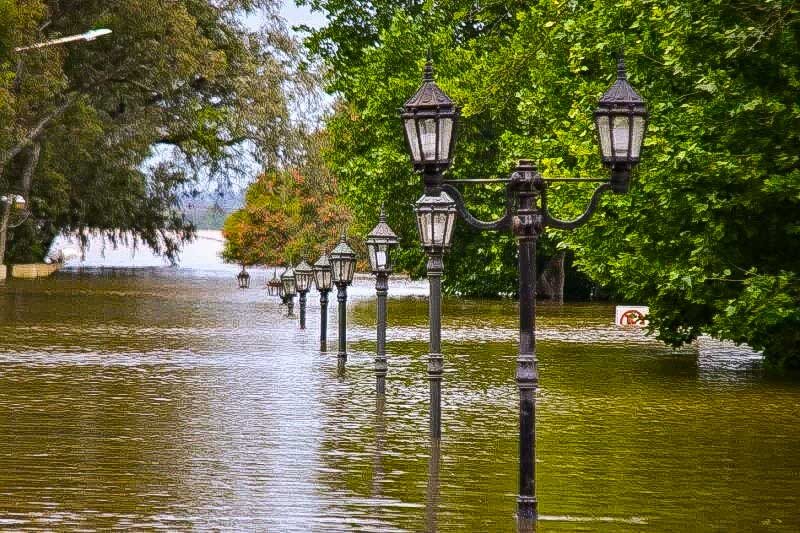 Martín Ascúa, el jefe comunal de aquella localidad, manifestó que exprimió los recursos del Municipio para poder atender las necesidades de los evacuados, y comparó la forma de trabajo del anterior presidente argentino con la del actual, resaltando que en muchos casos la ayuda llegaba sin ser solicitada, contrariamente al accionar actual.