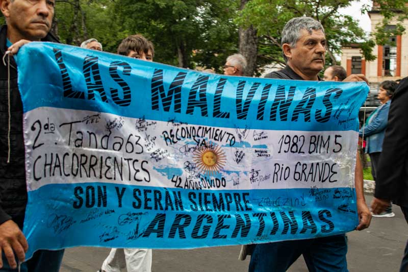 El conflicto, atravesado por el contexto de la última dictadura militar, dejó una marca profunda tanto en quienes participaron como en la sociedad en su conjunto. En Corrientes, el recuerdo adquiere una dimensión particular: 1.854 correntinos formaron parte de la guerra, con 54 caídos en las islas y cerca de 400 fallecidos en la posguerra, según registros del Centro de Ex Soldados Combatientes en Malvinas. A más de cuatro décadas, la fecha sigue funcionando como un punto de encuentro entre memoria, historia y nuevas generaciones