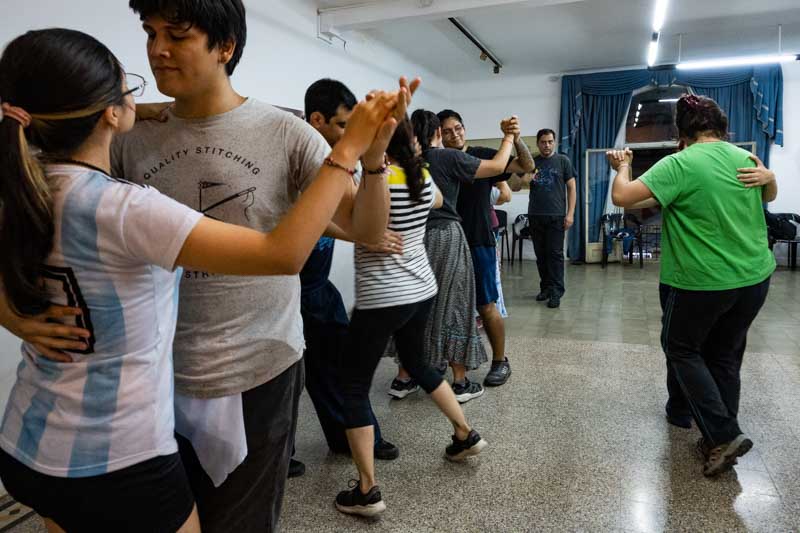 Estos espacios se convierten en verdaderos puntos de encuentro, donde la camaradería y la pasión por el baile unen a alumnos de todas las edades.