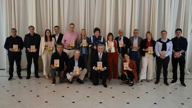 El decreto establece una cláusula central: si la Administración Pública Nacional registra un déficit fiscal financiero acumulado, los salarios de las autoridades superiores quedarán automáticamente congelados, sin necesidad de un nuevo acto administrativo, y no podrán recibir aumentos mientras persista esa situación. Según el Ejecutivo, la medida se enmarca en una política de austeridad iniciada a fines de 2023, que incluyó el congelamiento salarial, la reducción de cargos jerárquicos y de personal estatal, y que —de acuerdo con datos oficiales— permitió acumular 22 meses de superávit fiscal y una baja significativa de la inflación y la pobreza. Además, la norma instruye a avanzar en un nuevo sistema de empleo público basado en mérito, evaluación de desempeño y responsabilidad funcional.