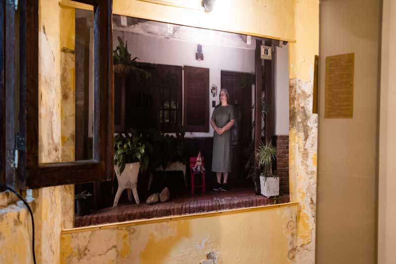 Los trabajos exhibidos presentan distintas formas de abordar la memoria, con propuestas que combinan recursos visuales, objetos y registros personales.