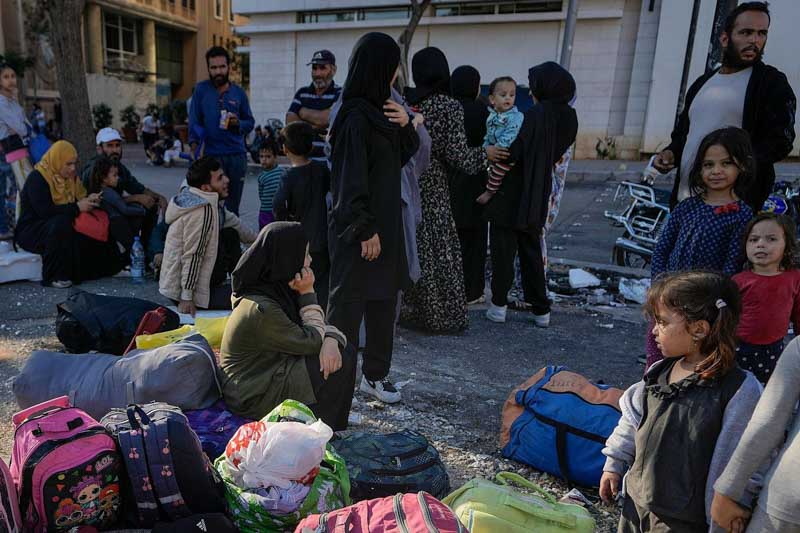 Las recientes hostilidades han llevado a 1,2 millones de personas a abandonar sus hogares, buscando refugio principalmente en Beirut y otras áreas del norte. Ted Chaiban, subdirector ejecutivo de UNICEF, ha visitado escuelas que se han convertido en refugios temporales, destacando el impacto devastador de la guerra en el sistema educativo del país. En total, más de 2.300 personas han perdido la vida a causa de los ataques israelíes, con un alarmante número de muertes y lesiones infantiles en este conflicto.