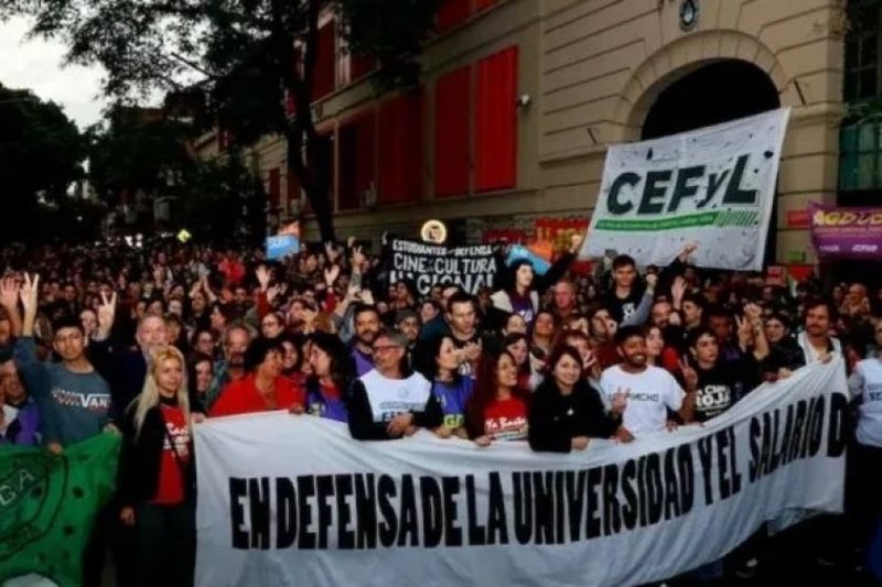 El gremio de docentes, durante el plenario, dio a conocer una lista de reclamos que comienza con el pedido de la efectiva implementación de la ley suspendida, continúa con la urgente convocatoria a paritarias, y finaliza con la aprobación de un presupuesto para 2026 que contemple, como base, los recursos previstos por la ley de financiamiento.