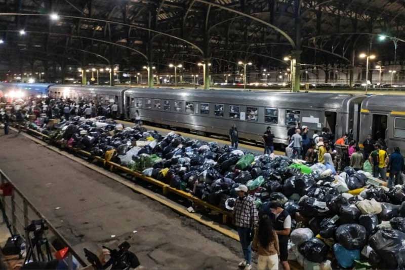 Este lunes por la noche, el Tren Solidario partió con once vagones repletos de insumos, superando la capacidad inicial prevista. En su recorrido, hará paradas en Cañuelas, San Miguel del Monte y Las Flores, donde se sumarán más donaciones antes de llegar a destino. A 20 kilómetros de Bahía Blanca, la carga será distribuida en camiones municipales. La iniciativa cuenta con respaldo estatal y privado, además de un canal de aportes habilitado por Cáritas para quienes deseen colaborar  (https://caritas.org.ar/emergencia/) .