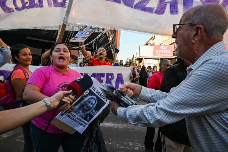 Con carteles y pancartas los manifestantes obstaculizaron la caminata programada en apoyo a los candidatos Lisandro Almirón y Evelyn Karsten.