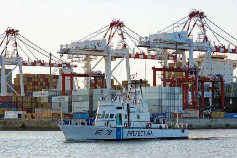 El ministro de Desregulación, Federico Sturzenegger, celebró la medida en redes sociales y sostuvo que el sistema anterior encarecía los trámites y podía generar incentivos a prácticas indebidas. Tras modificar un mensaje que inicialmente mencionaba “corrupción”, defendió la declaración jurada como una alternativa para operadores confiables y como una vía para reducir costos financieros en el comercio exterior.