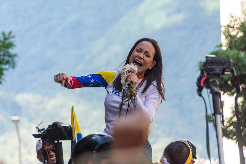Pese a los riesgos, permaneció en Venezuela, lo que el comité definió como “uno de los ejemplos más extraordinarios de valentía civil en América Latina”. El galardón ya generó repercusiones internacionales: líderes de Europa y América Latina la felicitaron, entre ellos el presidente argentino Javier Milei con una publicación en X. 