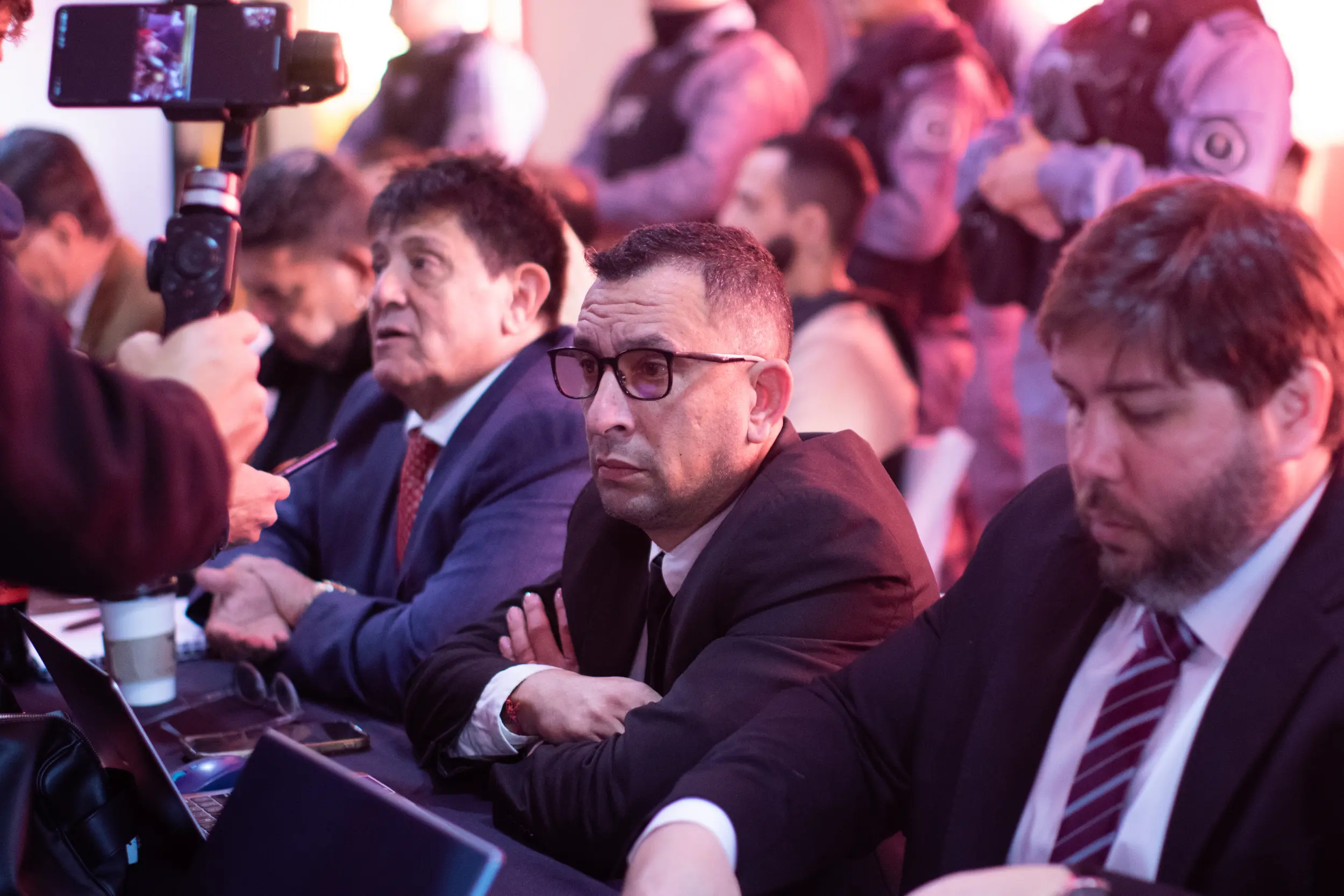 El debate judicial estuvo marcado por la confrontación técnica. Los abogados defensores centraron su estrategia en plantear nulidades, argumentando que la acusación fiscal carecía de la claridad necesaria sobre los roles y tiempos atribuidos a cada imputado. La fiscalía refutó estos pedidos, sosteniendo que el auto de elevación a juicio avalado previamente ya cumplía con todos los requisitos probatorios exigidos.