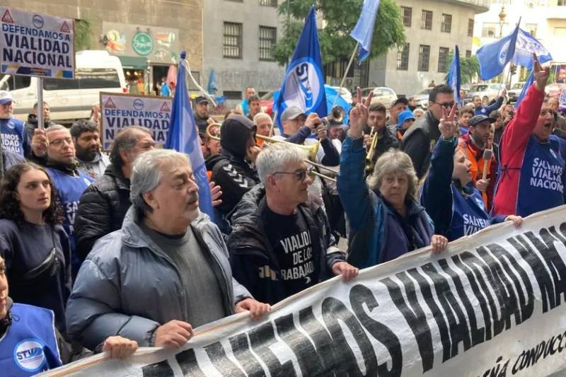 La magistrada también determinó que “la Constitución Nacional, como los convenios de la Organización Internacional del Trabajo (OIT) con jerarquía constitucional -en particular los convenios 87, 98 y 151-, impiden al Estado, en su rol concurrente de empleador y regulador, alterar de manera unilateral las condiciones de trabajo que han sido establecidas por norma colectiva con plena vigencia”.
