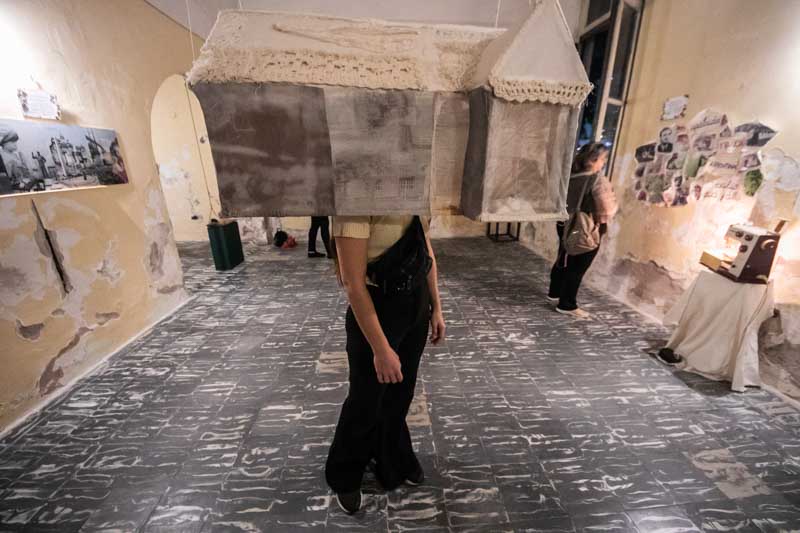 El proceso creativo contó con el acompañamiento del curador Lucas Olivares, quien trabajó junto a los participantes en la transformación de esos materiales en producciones artísticas.